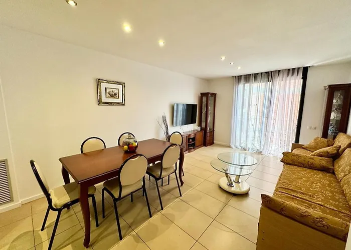 Apartament In With Pool And Parking