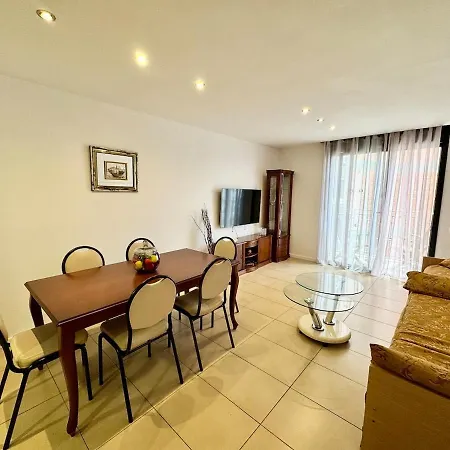 Apartment In With Pool And Parking